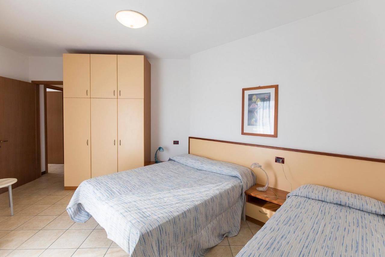 Robinia/Pinetine Lido Altanea Apartment Каорле Екстериор снимка