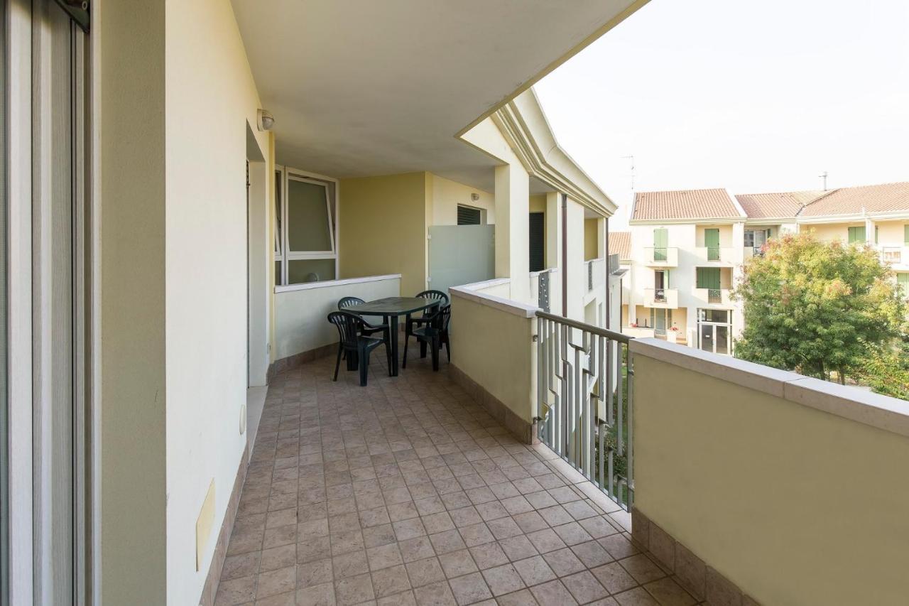 Robinia/Pinetine Lido Altanea Apartment Каорле Екстериор снимка