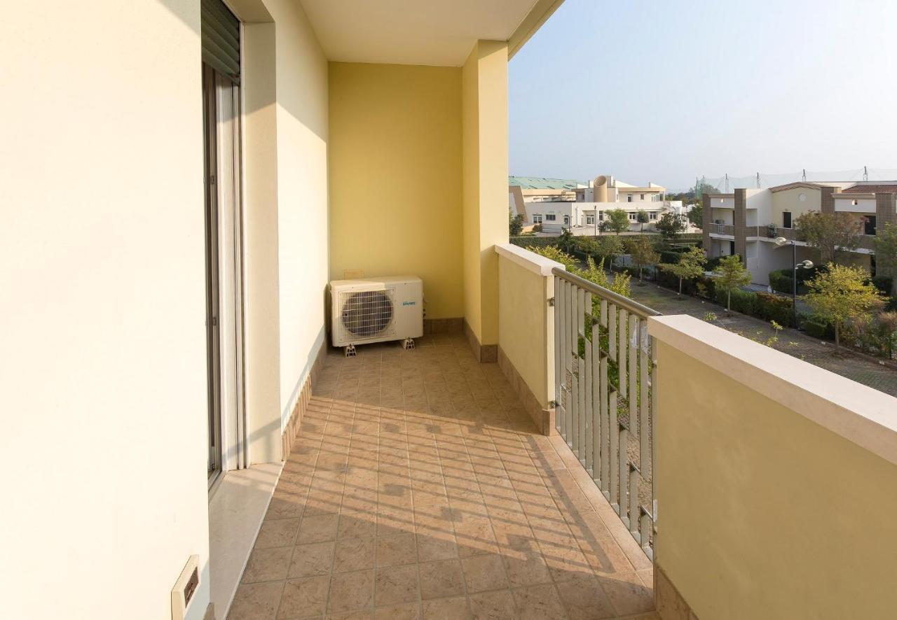 Robinia/Pinetine Lido Altanea Apartment Каорле Екстериор снимка