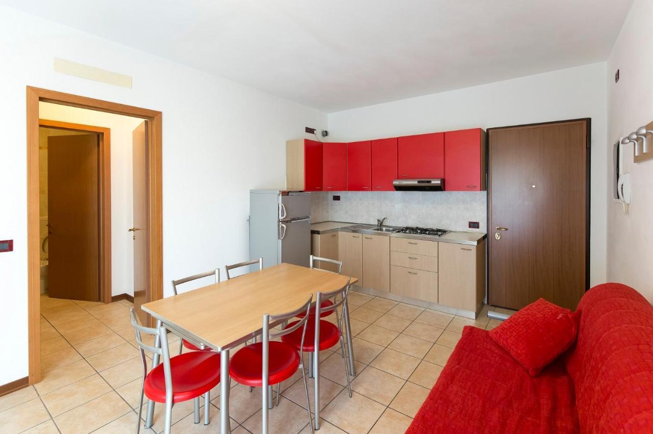 Robinia/Pinetine Lido Altanea Apartment Каорле Екстериор снимка