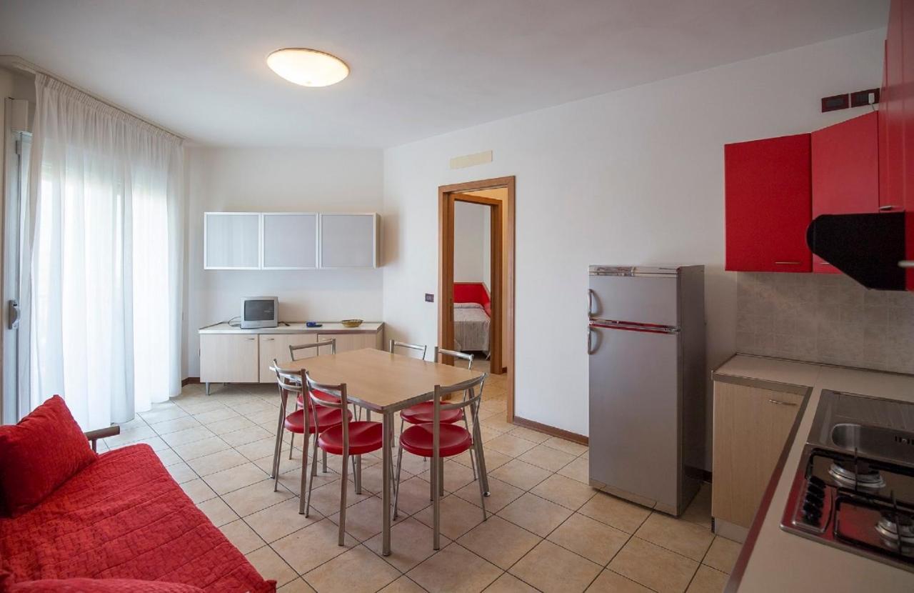 Robinia/Pinetine Lido Altanea Apartment Каорле Екстериор снимка
