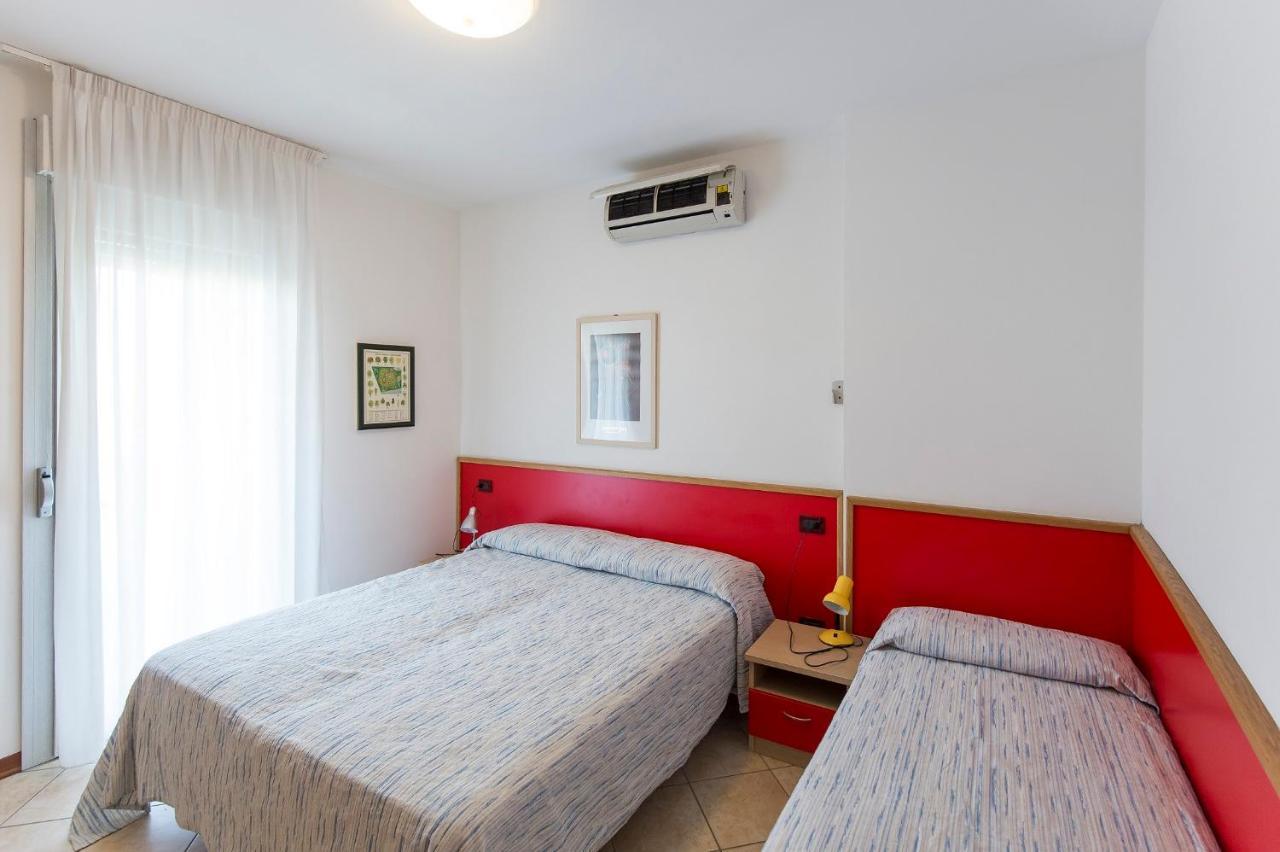 Robinia/Pinetine Lido Altanea Apartment Каорле Екстериор снимка