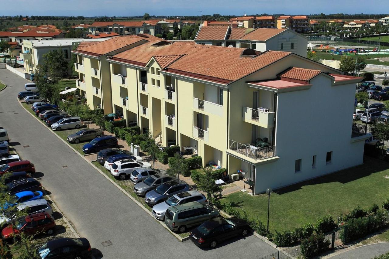 Robinia/Pinetine Lido Altanea Apartment Каорле Екстериор снимка
