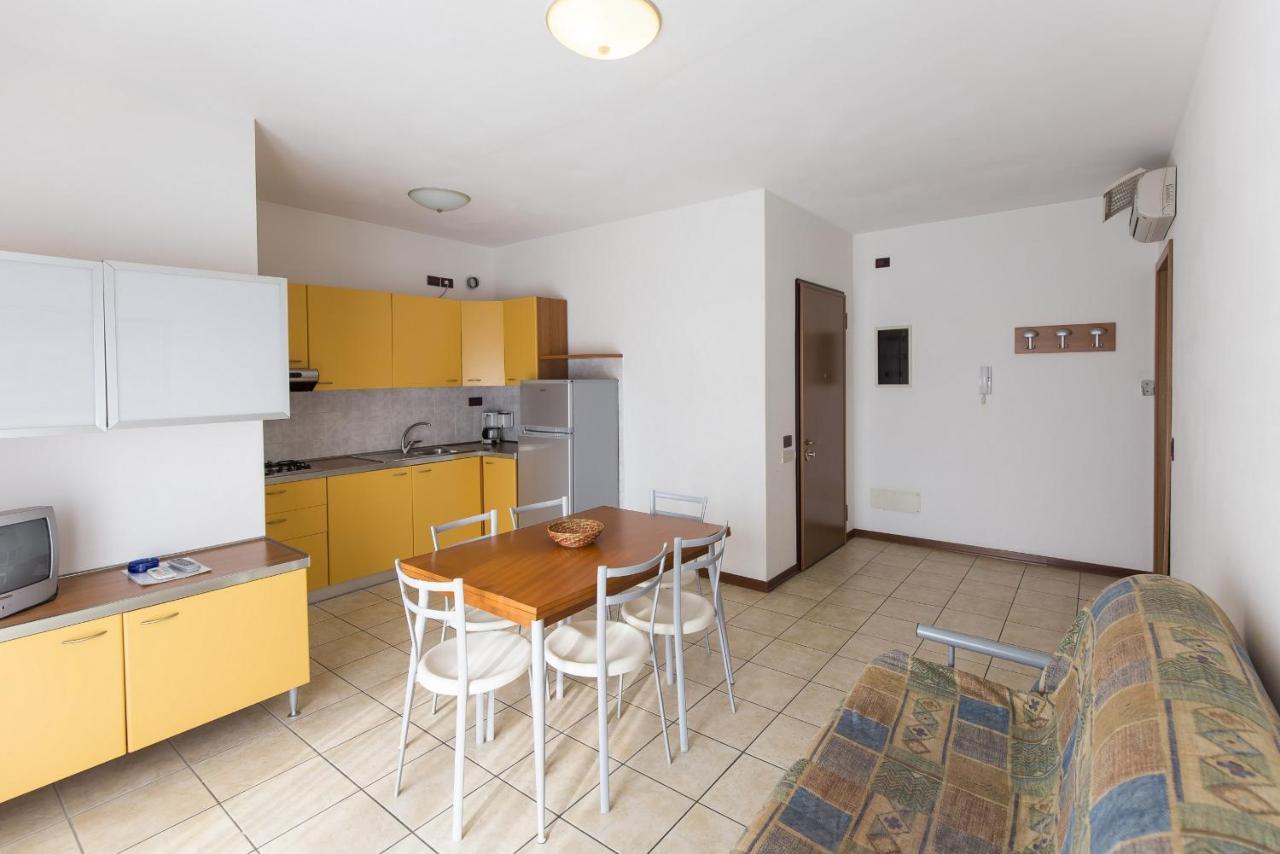 Robinia/Pinetine Lido Altanea Apartment Каорле Екстериор снимка