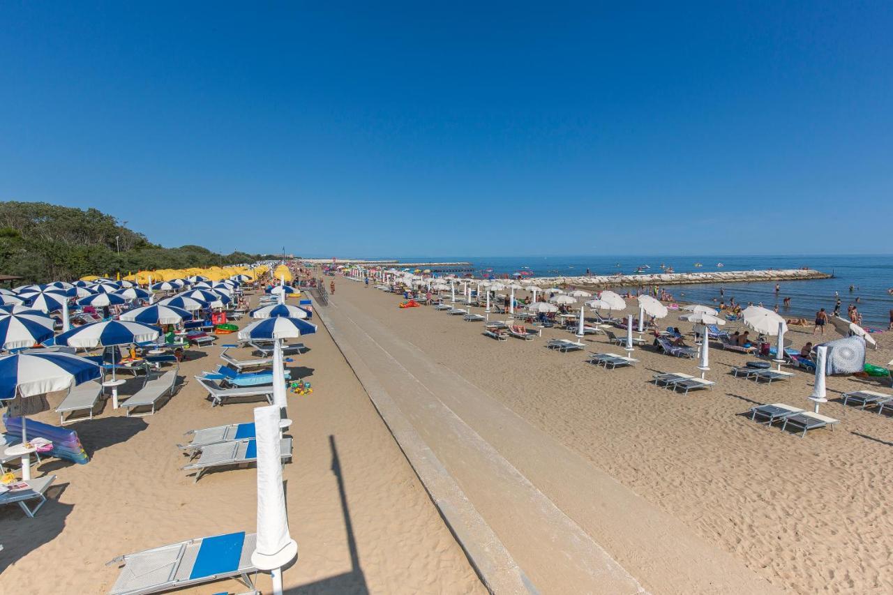 Robinia/Pinetine Lido Altanea Apartment Каорле Екстериор снимка