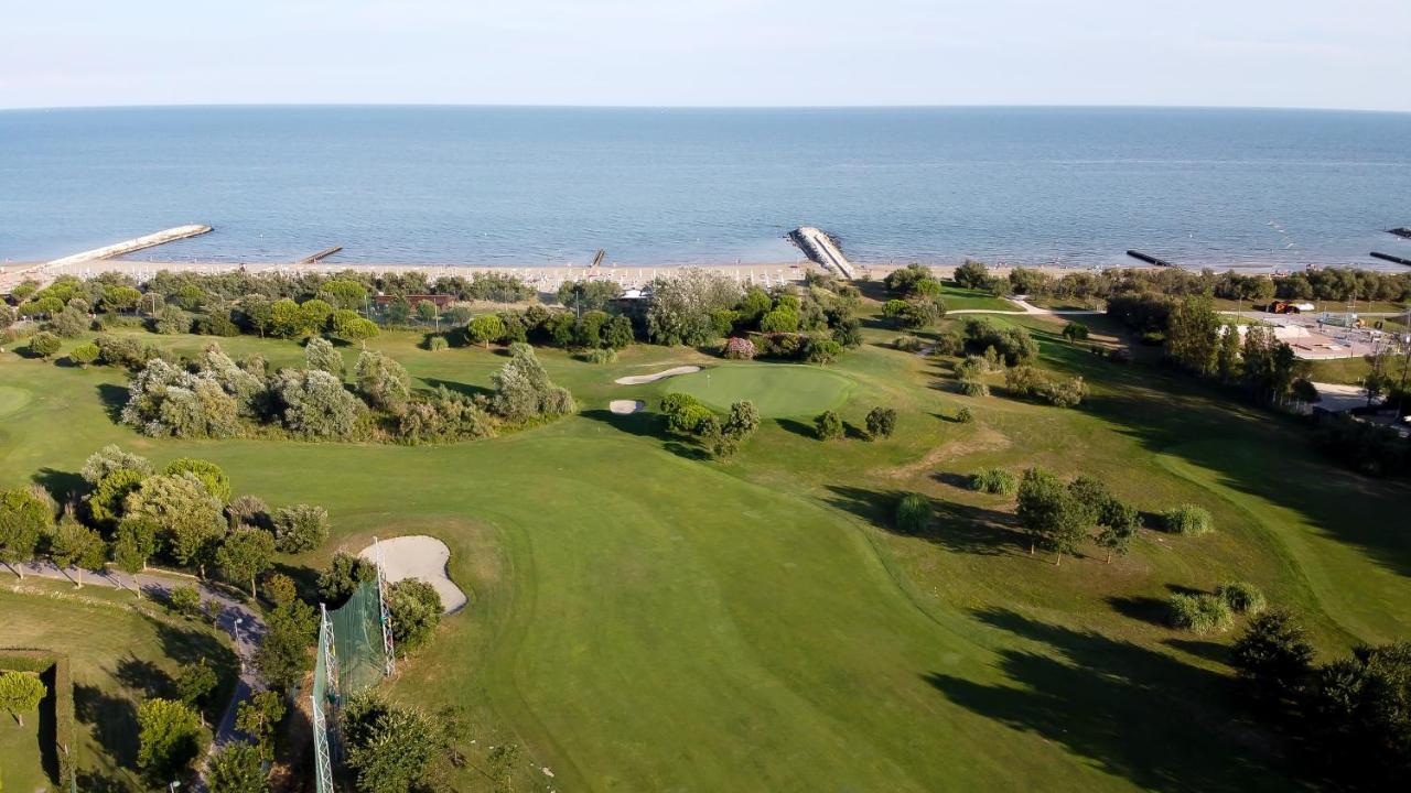 Robinia/Pinetine Lido Altanea Apartment Каорле Екстериор снимка